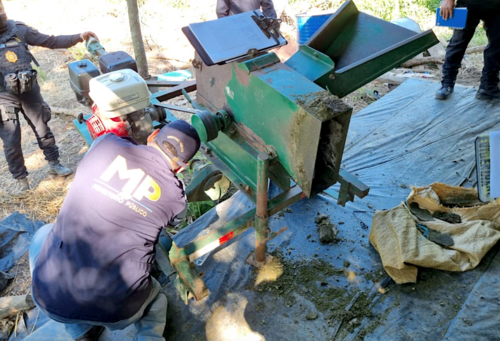 T&eacute;cnicos del Ministerio P&uacute;blico documentaron todo lo encontrado. (Foto: Jorge Sent&eacute;) 