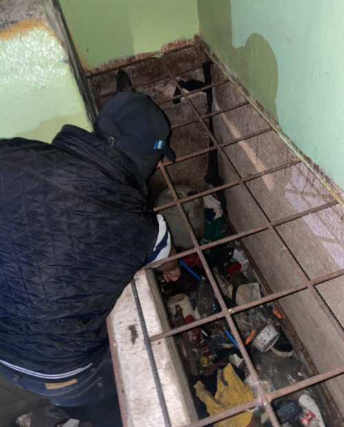 El arma y las municiones estaban escondidas en el sanitario. (Foto: Jorge Sent&eacute;/Colaborador)