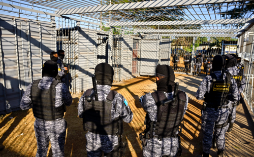 Cinco contenedores fueron remozados para convertirlos en celdas temporales. (Foto: Gobierno)