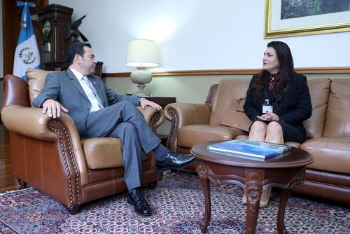 Patricia Gamez es entrevistada en 2018 por el entonces presidente Jimmy Morales, como parte de su candidatura a fiscal general. (Foto: Gobierno de Guatemala/Soy502)