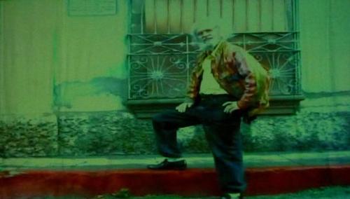 Una fotograf&iacute;a de Efra&iacute;n Recinos frente a la casa donde naci&oacute; en Xela. (Foto: Oswaldo Cop/Colaborador)