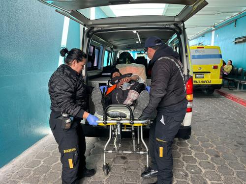 El hombre herido fue trasladado al hospital de accidentes del IGSS para recibir atenci&oacute;n m&eacute;dica. (Foto: Bomberos Voluntarios)
