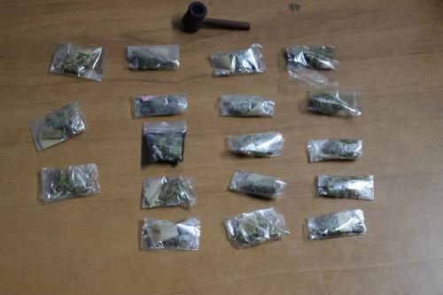 Al capturado se le incautaron 18 bolsitas con marihuana. (Foto: PNC)