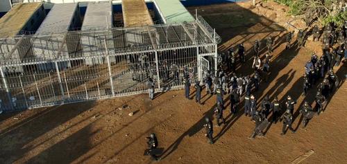 Toma a&eacute;rea de las celdas temporales construidas en contenedores. (Foto: Gobierno) 