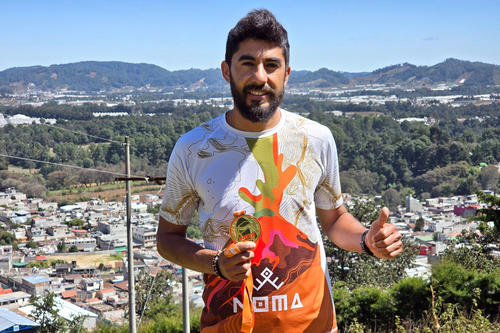 Ismael Antonio Pinz&oacute;n Santizo muestra la medalla de la Ultramarat&oacute;n de Marruecos. (Foto: Julio Bala/Colaborador)