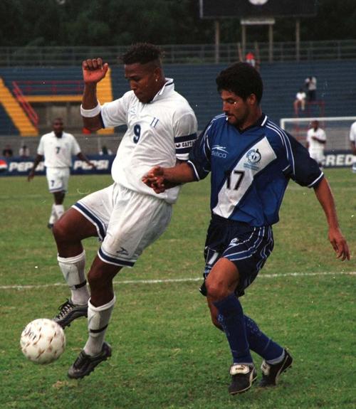 El "Chino" Ruano (17) pelea la pelota contra Carlos Pav&oacute;n Plumer, de la selecci&oacute;n de Honduras. (Foto: Archivo)
