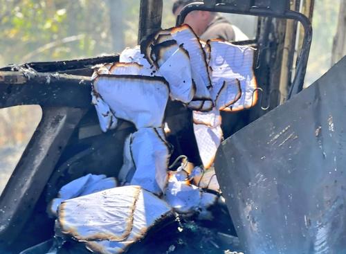 Hojas de papel de los estudiantes quedaron quemadas en el lugar. (Foto: Redes sociales)
