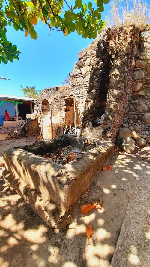 Parte de las ruinas quedaron&nbsp;dentro de la escuela rural mixta. (Foto: Jalpatagua Cultural)