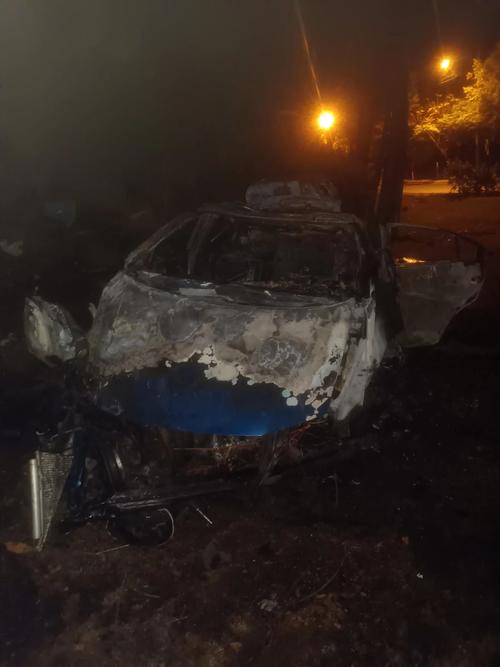 El veh&iacute;culo fue encontrado en el &aacute;rea verde del bulevar Vista Hermosa.  (Foto: PMT)