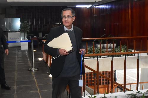 H&eacute;ctor Ovidio Caal P&eacute;rez tambi&eacute;n present&oacute; papeler&iacute;a para integrar la CC. (Foto: Estuardo Paredes / Colaborador)