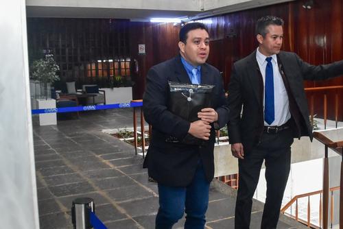 Jos&eacute; Alejandro Guti&eacute;rrez D&aacute;vila fue uno de los primeros en acercarse a la Usac para presentar su papeler&iacute;a y participar en el proceso para elecci&oacute;n de magistrado de la CC. (Foto: Estuardo Paredes / Colaborador)