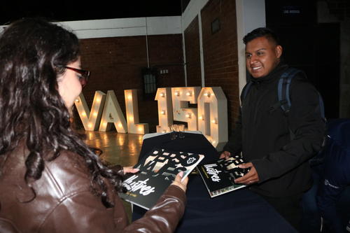 Asistentes se llevaron un ejemplar gratuito del libro presentado. (Foto: Miguel L&oacute;pez/Colaborador)