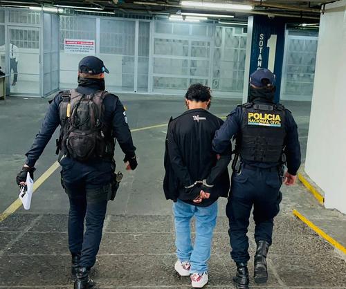 El capturado fue identificado por las autoridades como Luis "N". (Foto: PNC)