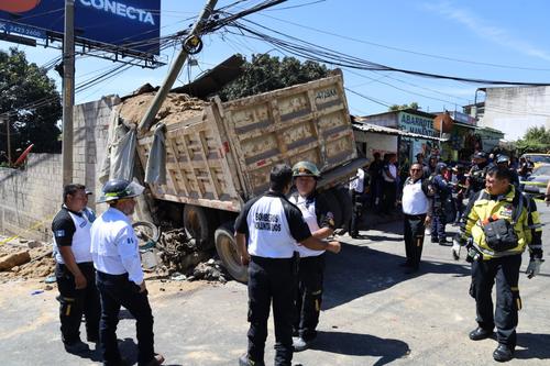 El cami&oacute;n de volteo termin&oacute; empotrado en una vivienda, dejando a un fallecido y seis heridos. (Foto: Bomberos Voluntarios)