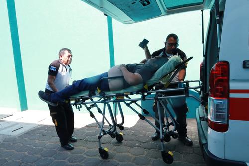 Kevin Alexander Jim&eacute;nez fue trasladado con heridas de bala al IGSS. (Foto: Bomberos Voluntarios)