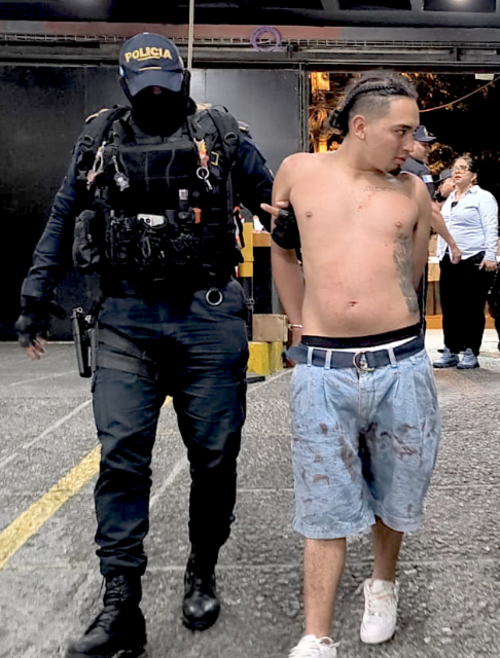 Los capturados agredieron a los agentes por lo que fueron sometidos y trasladados a Tribunales. (Foto: PNC)