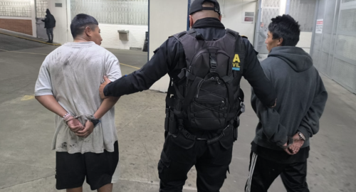 Henry &ldquo;N&rdquo;, de 24 a&ntilde;os, y Anthony &ldquo;N&rdquo;, de 22, al momento de ser trasladados a tribunales. (Foto: PNC)