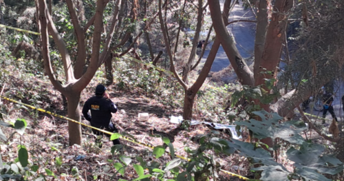 Agentes de la PNC acordonaron el &aacute;rea mientras se ejecuta el levantamiento del cuerpo. (Foto: Renato Melgar)