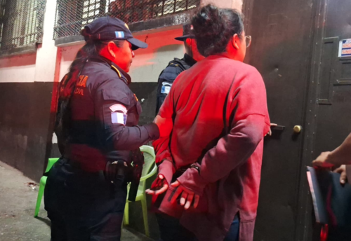 La mujer fue llevada hacia el juzgado de turno en Escuintla por ser se&ntilde;ala de extorsi&oacute;n. (Foto: Henry L&oacute;pez)