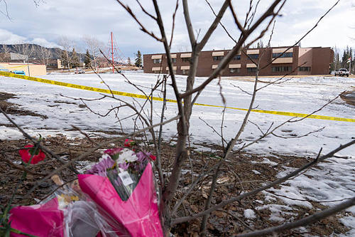 Colocaron flores afuera de la secundaria Tumbler Ridge, donde ocurri&oacute; un tiroteo. (Foto: AFP)