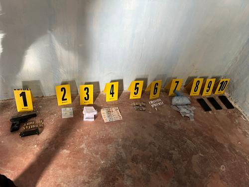 Entre lo incautado se encuentra un arma de fuego, drogas y celulares. (Foto: PNC)