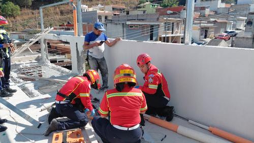 Socorristas llegaron al lugar para brindarle atenci&oacute;n al herido. (Foto: Bomberos Municipales)