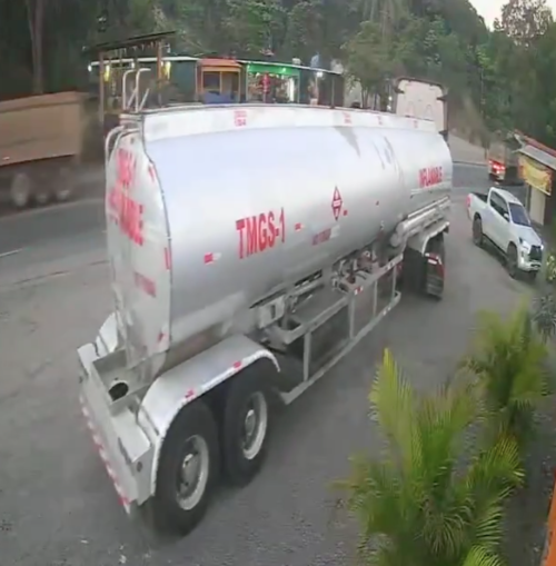 El individuo se fue conduciendo una cisterna. (Foto: captura de video)