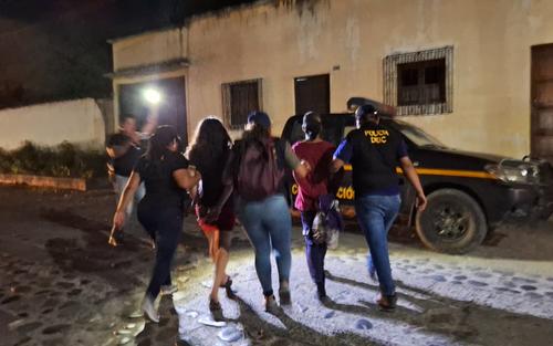 Los capturados fueron trasladados tras el hallazgo. (Foto: PNC)