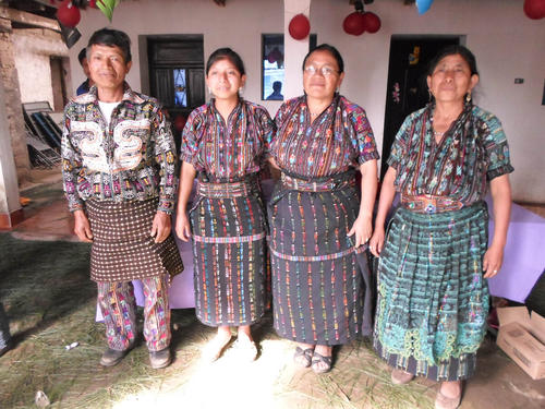 Las prendas de la vestimenta tradicional son elaboradas con telar de cintura. (Foto: Alfonso Gu&aacute;rquez/Colaborador)