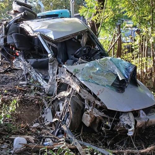 El auto qued&oacute; completamente destruido. (Foto: redes sociales)