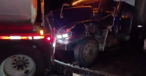 Tres veh&iacute;culos de transporte pesado y un veh&iacute;culo particular complicaron el tr&aacute;nsito en la Villa Lobos. (Foto: PMT Villa Nueva)