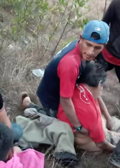 Vecinos trataron de rescatar al hombre y a dos menores tras el accidente. (Foto: Maynor Merida/Colaborador)