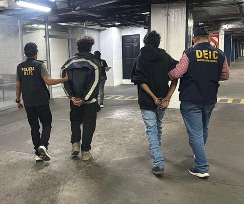 Los ahora capturados vend&iacute;an repuestos en plataformas digitales. (Foto: PNC)