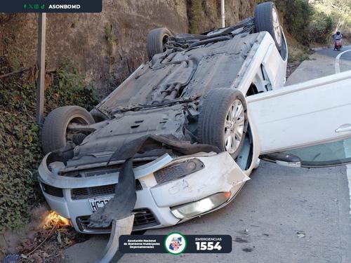 El autom&oacute;vil qued&oacute; volcado a un costado de la carretera. (Foto: Asonbomd)