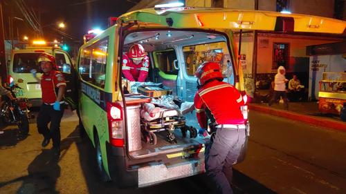 Los socorristas trasladaron a ambas v&iacute;ctimas a un centro asistencial de manera urgente. (Foto: Bomberos Municipales)
