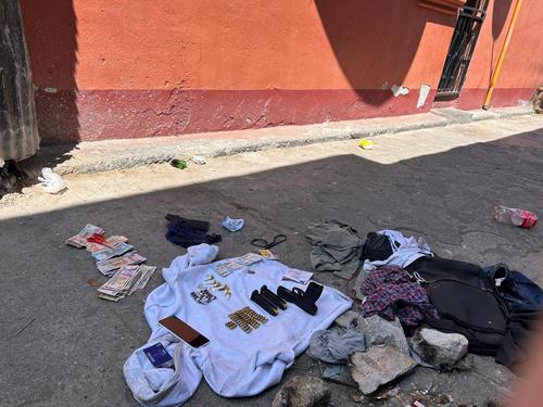 Los il&iacute;citos descubiertos en el veh&iacute;culo abandonado en zona 7. (Foto:PNC)