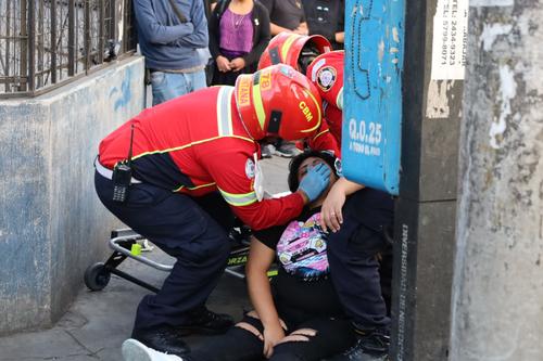 Las v&iacute;ctimas fueron dehadas por los malhechores sobre la v&iacute;a p&uacute;blica, en la zona 9. (Foto: Bomberos Municipales)