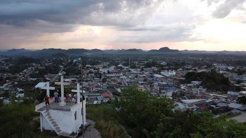 Vista panor&aacute;mica del municipio de Popt&uacute;n desde el mirador del Cerro Las Tres Cruces. (Foto: Carlos Monroy/Colaborador)