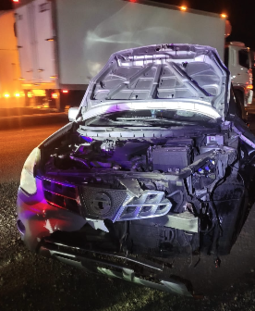 En el primer incidente el piloto dej&oacute; tirado el bomper y la placa del veh&iacute;culo. (Foto: PNC)