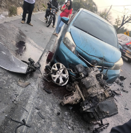 Piezas del interior de uno de los veh&iacute;culos quedaron en la cinta asf&aacute;ltica. (Foto: Redes Sociales)