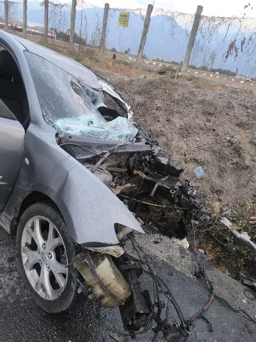 El primer veh&iacute;culo impactado por el cami&oacute;n qued&oacute; destruido. (Foto: Redes Sociales)