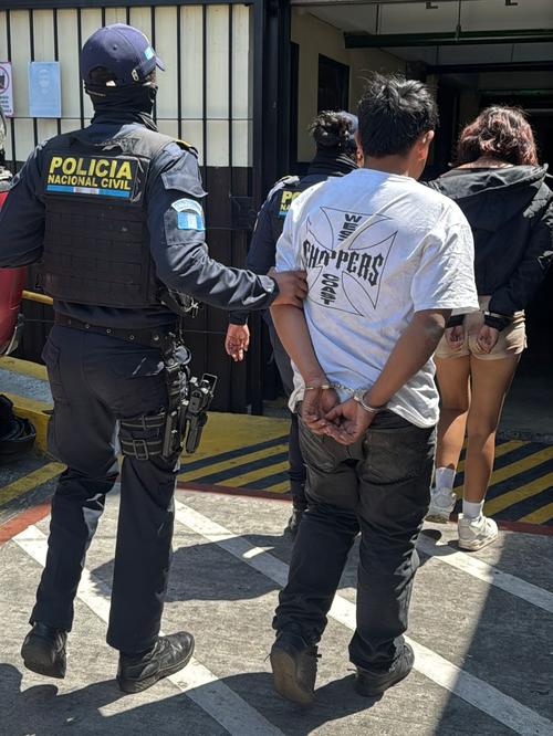 Los presuntos terroristas del Barrio 18 fueron capturados junto a un menor de edad que los acompa&ntilde;aba. (Foto: PNC)