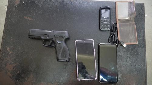 A los detenidos se les incaut&oacute; una pistola y un celular que pretend&iacute;an entregar a un comerciante. (Foto: PNC)