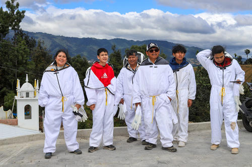 Los visitantes a los apiarios cuentan con trajes protectores. (Foto: Alfonso Gu&aacute;rquez/Colaborador)