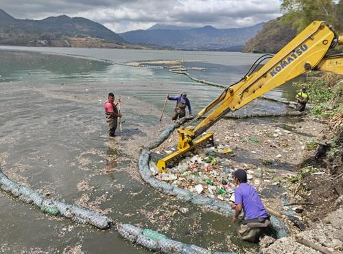 Durante varios a&ntilde;os, los trabajadores de AMSA se han dedicado a limpiar la cuenca del lago de Amatitl&aacute;n. (Foto: Edwards Morales/Colaborador)