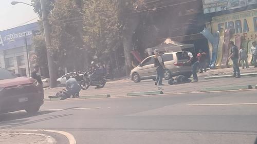 Los dos tripulantes del veh&iacute;culo de dos ruedas fueron los que resultaron heridos. (Foto: Redes sociales)