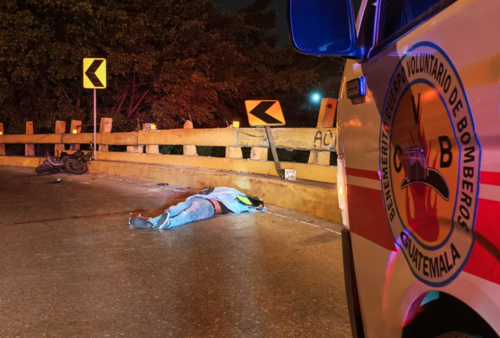 Bomberos Voluntarios acudieron al lugar pero el motorista ya hab&iacute;a fallecido. (Foto: CBV)