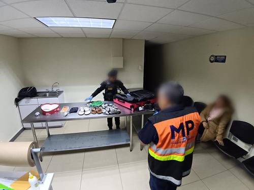 Las autoridades revisaron los equipajes de las detenidas en los que se les encontr&oacute; la mercader&iacute;a sin declarar. (Foto: MP)
