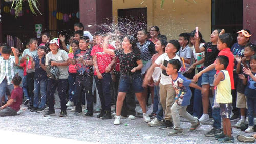 Ni&ntilde;os de todas las edades se divirtieron al jugar con cascarones, en San Gabriel. (Foto: Melvin Noé Jacinto)