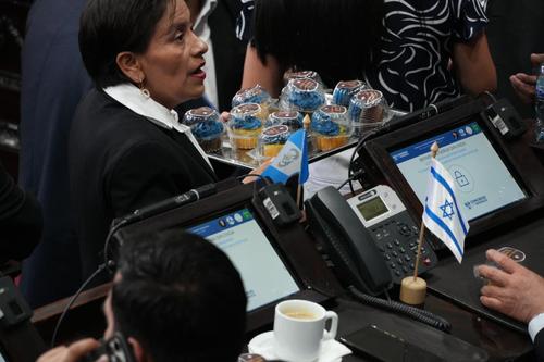 Entre votaciones y caf&eacute;, diputados recibieron pastelitos en el Congreso. (Foto:Wilder L&oacute;pez/Soy502) 